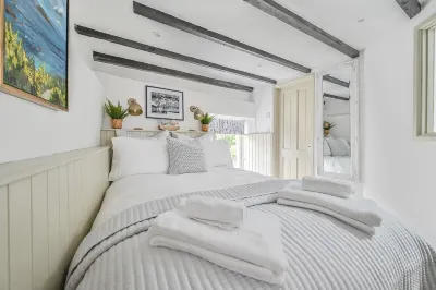 Luxury Couple's Getaway With River Views and Parking in the Heart of Polperro