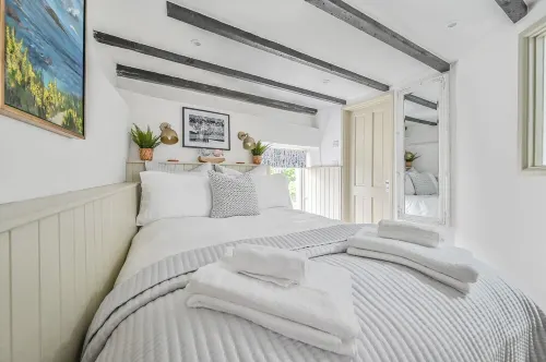 Luxury Couple's Getaway With River Views and Parking in the Heart of Polperro