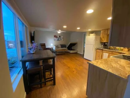 --- NEW LISTING --- Adorable 1-bedroom suite in South Anchorage Отели рядом с достопримечательностью «Зоопарк Аляска»