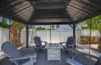 Luxurious Modern 4BR, Heated Pool near Beach and Mercato! Newly Renovated!
