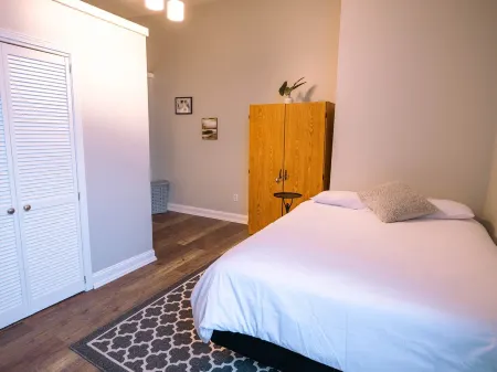 Downtown Lafayette Queen Suite Отели в г. Лафайетт