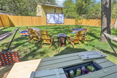 7Min to Texas A&M Cozy 7 Beds, w/ Billiards & Firepit Oasis