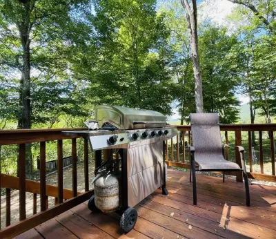 Vibrant & Spacious Mountain Home 1 Mile from D/T Hot Tub, Views, Woodstove