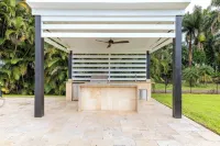 Majestic Home 7 Bedroom w/ Heated Pool, Massive Yard & Driveway