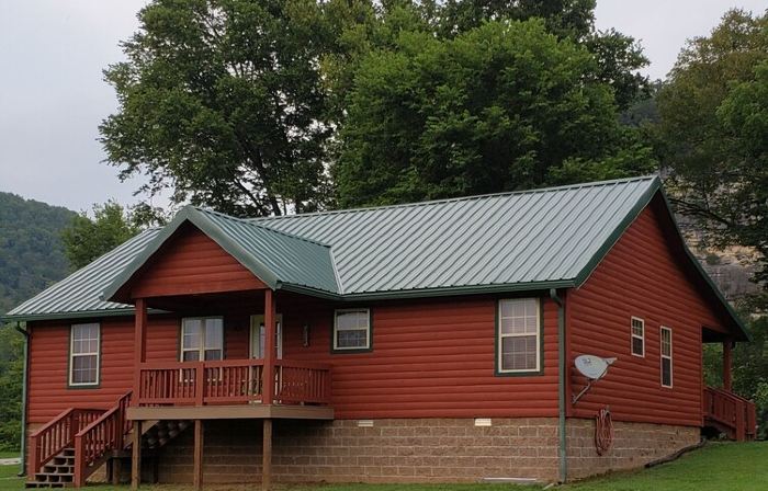 Beautiful cabin style home backing up on the White River!