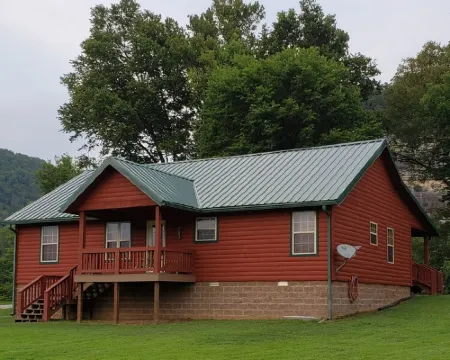 Beautiful cabin style home backing up on the White River! Hotels in Izard County