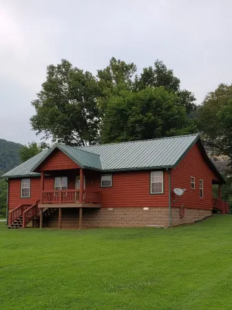 Beautiful cabin style home backing up on the White River!