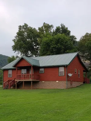 Beautiful cabin style home backing up on the White River!