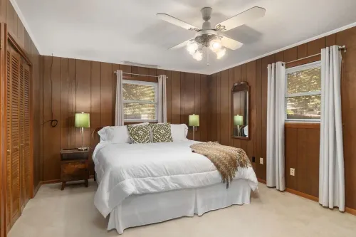 The Brady Bunch House: 6 Bedrooms / 4 Bathrooms / Game Room and Screened Porch!