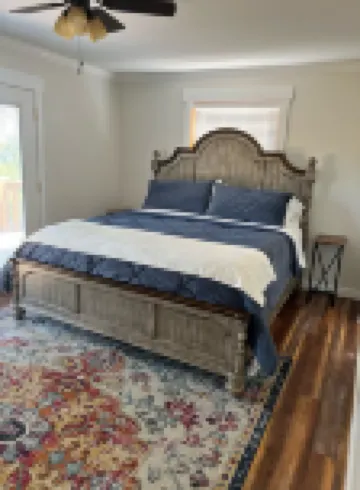 Great retreat!  Close to lake and marina