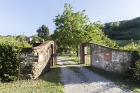 Le Macine, a wonderful ancient restored watermill with Pool Hotels in Volterra