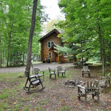 Cozy Lakefront Cabin, Dock + Trails : Trails Lodge