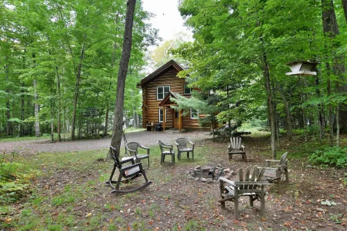Cozy Lakefront Cabin, Dock + Trails : Trails Lodge