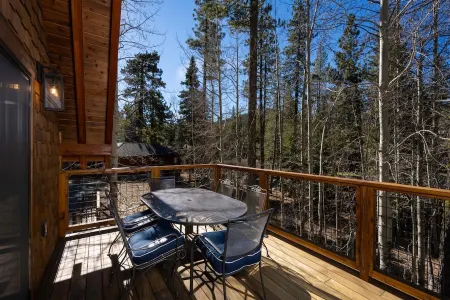 River-View Chalet 5 Minutes to Squaw Valley 10 minutes to Lake Tahoe Отели рядом с достопримечательностью «Squaw Valley Ski Area»