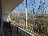 Super cute & comfy 2 1/2story lake house by Bull Shoals lake 1hr east of Branson