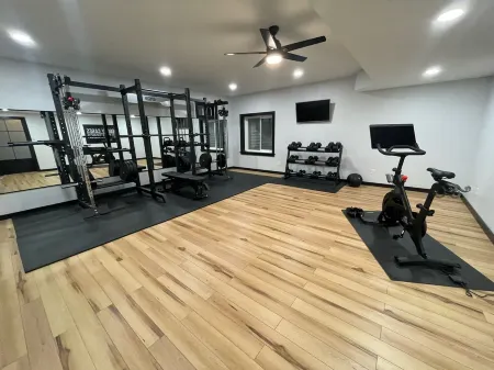 Beautiful Home with Pool & Home Gym! Just 20 Min to KY Derby!!