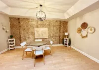 #SuiteDreamsLawrence - Historic Downtown Loft - sleeps up to 6!