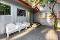 Earthworks Art House Hotels near Thor's Well