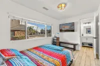 Beaver Street Stone Lodge w/AC, Fully Fenced Yard, W/D, 3 Smart TVs, Speedy WiFi