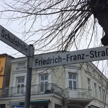 "Seelenstreichler" - 54 sqm with large sunny balcony and wood-burning fireplace - central