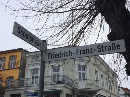 "Seelenstreichler" - 54 sqm with large sunny balcony and wood-burning fireplace - central