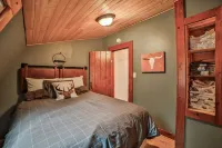 Hungry Hollow Hideaway - escape to this modern cabin on 15 acres