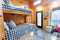 Cozy tiny cabin in the woods- Unit #1