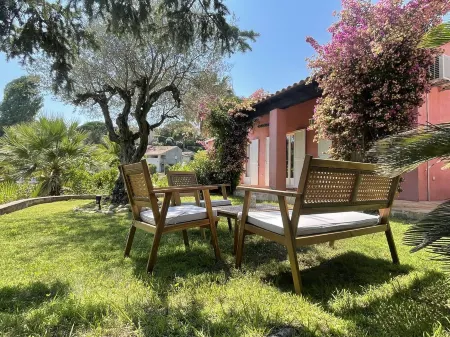 Beautiful vacation villa with large pool 900m walk to the beach for 12 people Отели в г. Сен-Максим