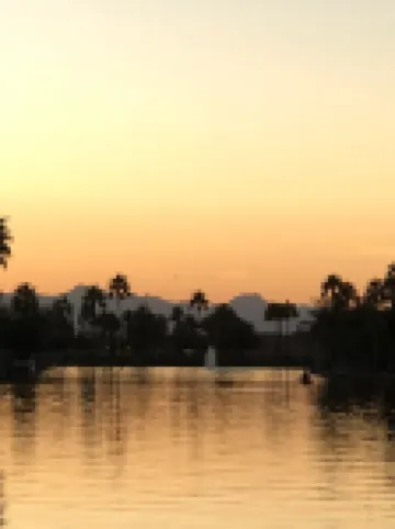 Resort Living! Quiet Lakefront Home. Pool, large shaded patio, fishing, sleeps 9