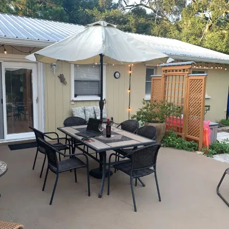 Heated salt water pool, close to beaches, includes free pass to Honeymoon beach