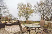 Spacious water-facing 5-bedroom loft with backyard access to Cedar Lake Hotels in Cedar Lake
