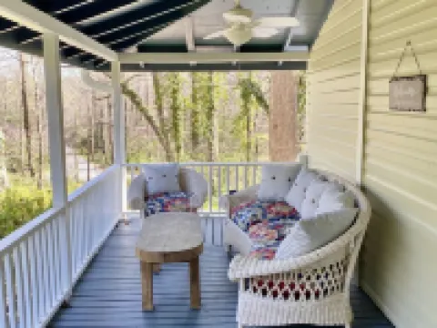 Cozy historic cottage in the woods. 10 minute walk to town Hotels in Tryon