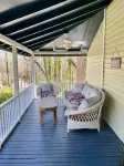 Cozy historic cottage in the woods. 10 minute walk to town