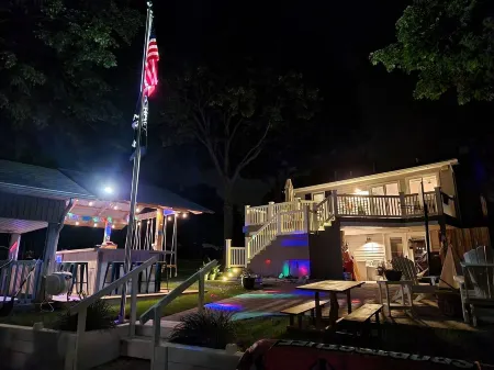 Waterfront Lake House, 20 person Tiki, Outdoor firepit, & Great location!