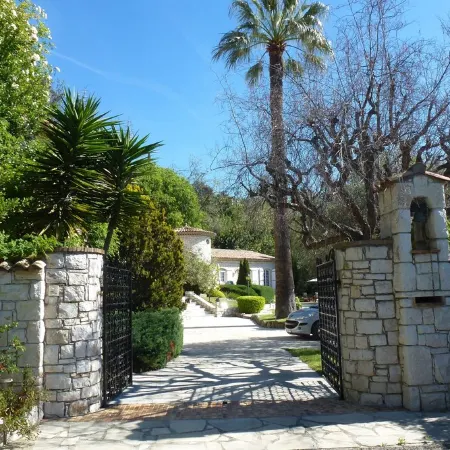 Superb villa sun swimming pool, quiet garden and sea view on the heights of Nice