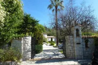 Superb villa sun swimming pool, quiet garden and sea view on the heights of Nice