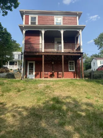 The red house Отели рядом с достопримечательностью «Университет Мэри Болдуин»