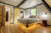 THORS CABIN! Peaceful A-Frame w/ hot tub & sauna 15 min to national park!