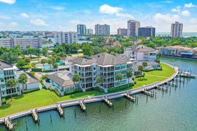 Amazing view of Venetian Village and the bay! Elegant 2 BR/2 bath unit! 클램 패스 공원 주변 호텔