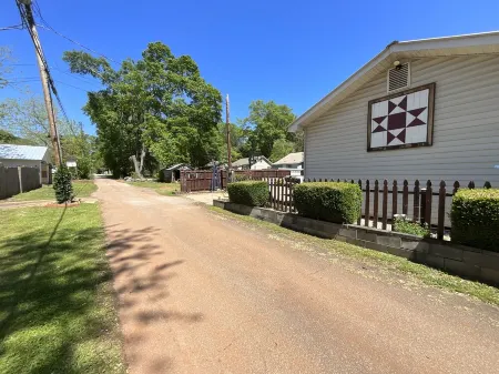 The Backyard Bungalow On The Trail -just minutes from downtown Отели в г. Санс Сауси