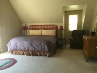 Cozy Mountain View home just blocks from center of town.