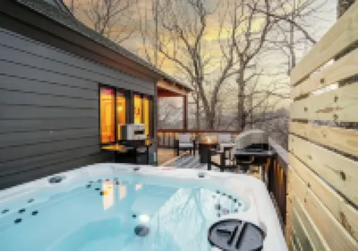 Modern Luxe Treetop Retreat-Hot Tub, Gas Fire Pit, Steps to Ski! Guest Favorite!