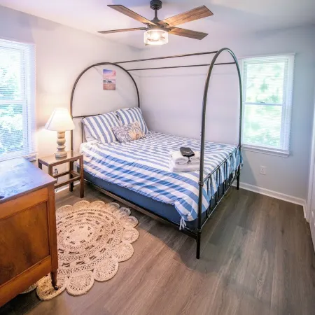 Remodeled Beach House 1 block from beach. 4min walk. Sleeps 8.
