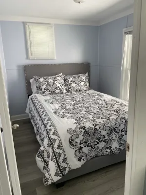 3 Little Cottages - #2 Sunburst Cottage Hotels near Geneva State Park