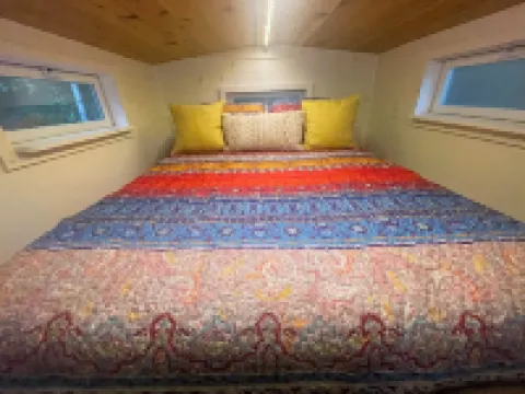 Tiny House in the Woods, sleeps 3, full bath, linens provided, keurig & k cups