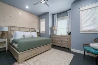 Coastal Townie Near the Beach with a  Heated  POOL! Fly It Port ' A 주변 호텔