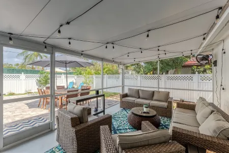 Booking Special. Nov./Dec. 2025; Book 4+ Nights, Get 1 Free Отели в г. Помпано-Бич