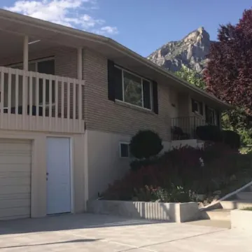 Sunny lower level house with epic MTN views