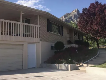 Sunny lower level house with epic MTN views