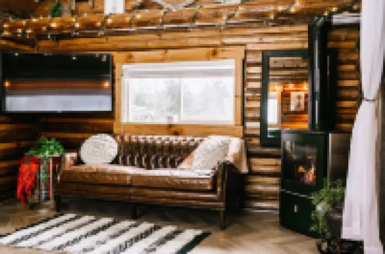 Elkhorn Log Cabin:Secluded Setting:Prime Location